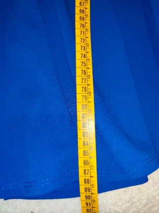 Vestido azul eléctrico con encaje floral