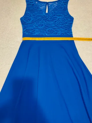 Vestido azul eléctrico con encaje floral