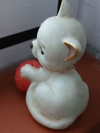 Statuina gatto con gomitolo rosso, salvadanaio.