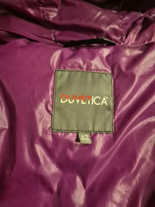 Plumífero Duvetica marrón oscuro y morado