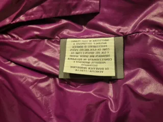 Plumífero Duvetica marrón oscuro y morado