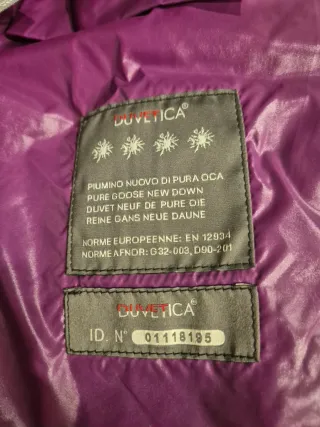 Plumífero Duvetica marrón oscuro y morado