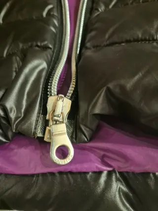 Plumífero Duvetica marrón oscuro y morado