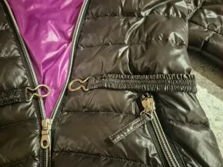 Plumífero Duvetica marrón oscuro y morado