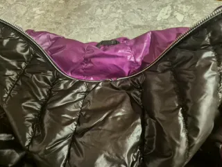 Plumífero Duvetica marrón oscuro y morado