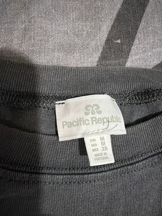 Camiseta gris con cerezas brillantes