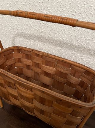 Revistero de mimbre y madera