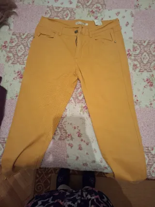Pantalón amarillo
