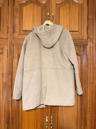 Abrigo con capucha beige