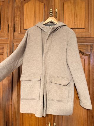 Abrigo con capucha beige