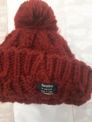 Gorro Bershka rojo con pompón