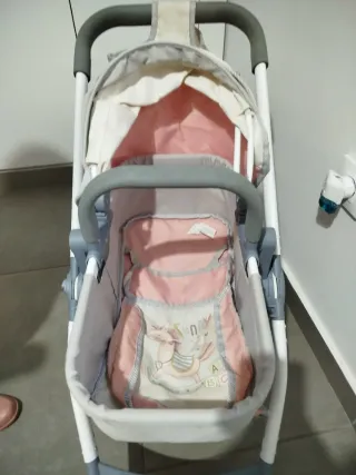 Coche de muñecas rosa y gris
