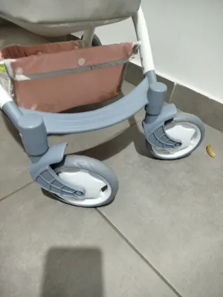 Coche de muñecas rosa y gris