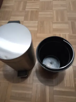 Papelera de baño metálica con pedal