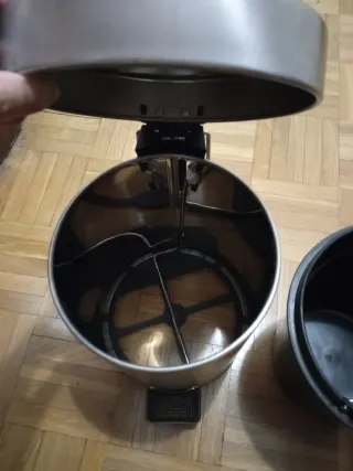 Papelera de baño metálica con pedal