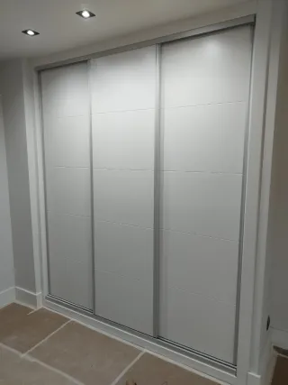 Carpintero montaje de puertas