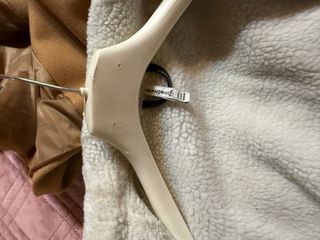 Giubbino jeans nero con interno pelo bianco