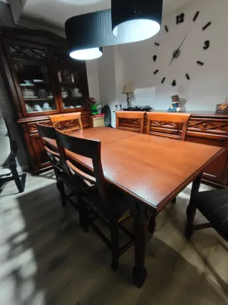 Alacena de cerezo macizo con vitrina. Mesa 6 silla