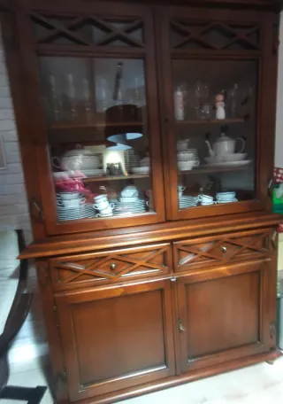 Alacena de cerezo macizo con vitrina. Mesa 6 silla