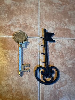 Set di 2 chiavi antiche decorative