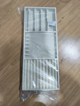 Organizador de joyas beige y blanco