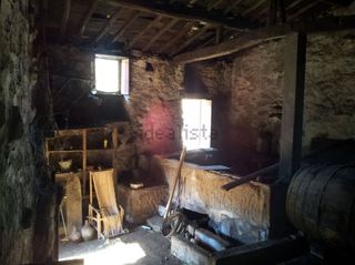 Casa con bodega, patio y finca con garaje