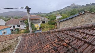 Casa con bodega, patio y finca con garaje