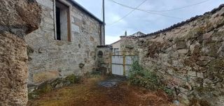 Casa con bodega, patio y finca con garaje