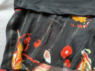 Abito Desigual nero con balza floreale