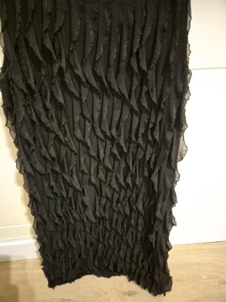 Vestido fiesta negro con volantes