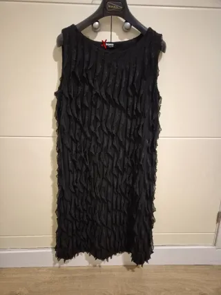 Vestido fiesta negro con volantes