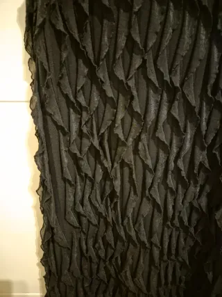 Vestido fiesta negro con volantes