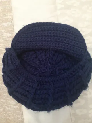 Gorra azul marino tejida