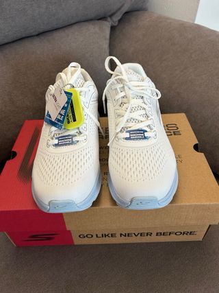 Zapatillas Skechers Mujer. Talla 39. Nuevas