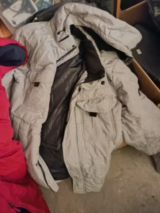 Cazadoras rojas, gris y verde azulado de talla XL.