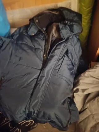 Cazadoras rojas, gris y verde azulado de talla XL.