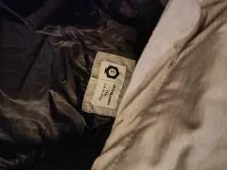 Cazadoras rojas, gris y verde azulado de talla XL.