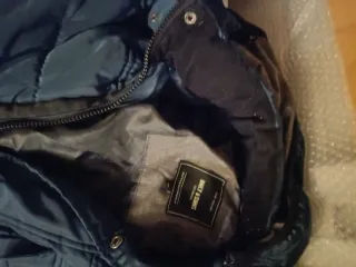 Cazadoras rojas, gris y verde azulado de talla XL.