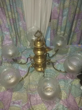 Lámpara de araña antigua de latón