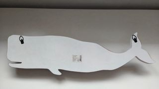 Perchero de madera con forma de ballena