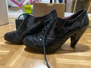 Zapatos Zara tacón cordones charol negros