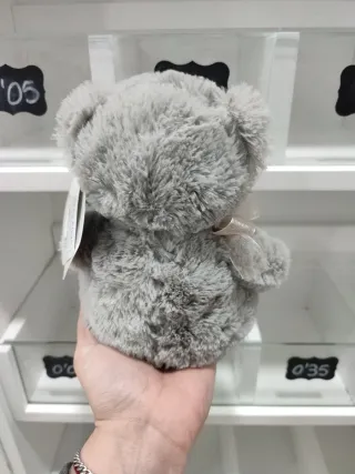 Osito de peluche gris suave