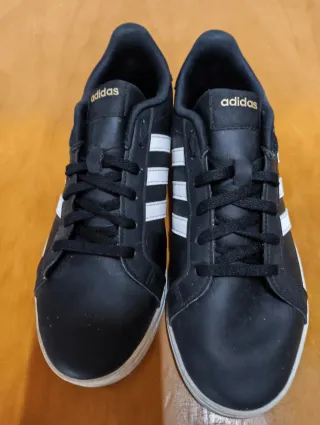 Deportivas Adidas Negras y Blancas