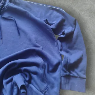 Sudadera Adidas azul con líneas blancas