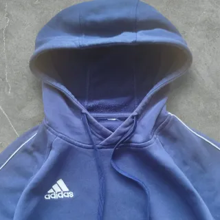 Sudadera Adidas azul con líneas blancas