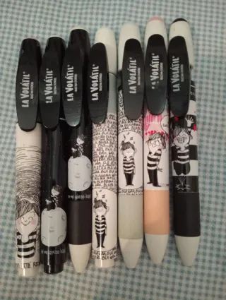 Confezione di 4 penne e 3 stilografiche Inoxcrom con illustrazioni di 'La Volátil' di Agustina Guerrero