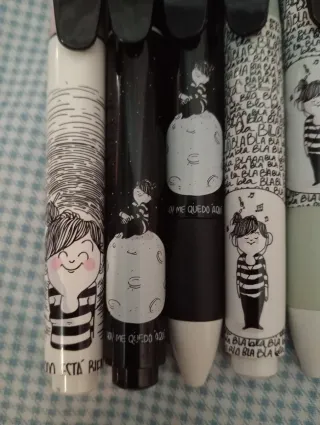 Confezione di 4 penne e 3 stilografiche Inoxcrom con illustrazioni di 'La Volátil' di Agustina Guerrero