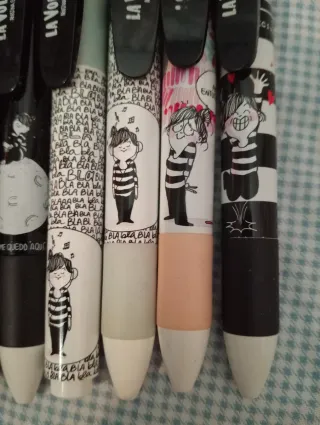 Confezione di 4 penne e 3 stilografiche Inoxcrom con illustrazioni di 'La Volátil' di Agustina Guerrero