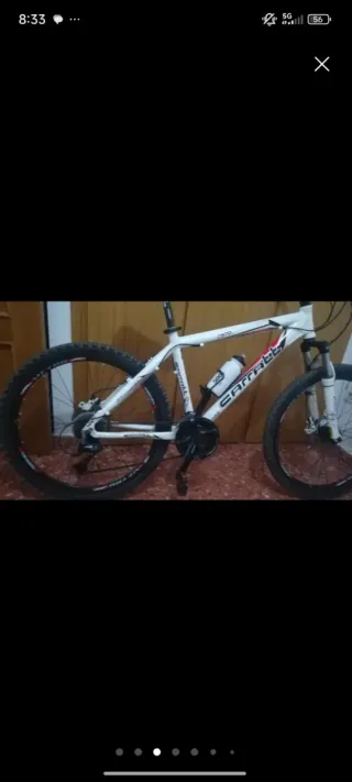 Bicicleta de montaña blanca