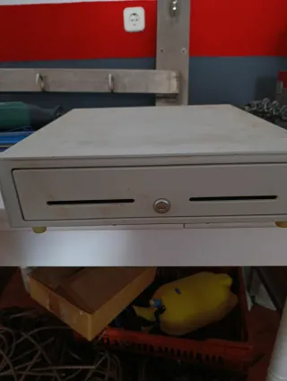 Se vende a buen precio material tienda